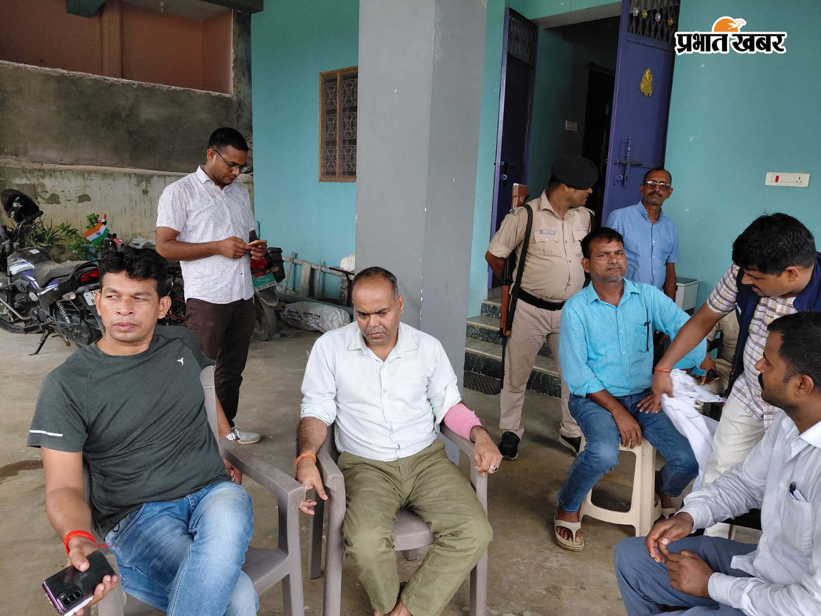 फोटो - निगरानी के गिरफ्त में बीडीओ व उनका रिश्तेदार | Prabhat Khabar Network