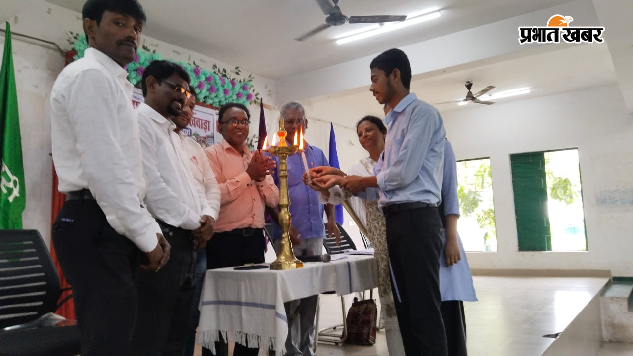 सरायकेला में दीप प्रज्वलित कर साक्षरता पखवाड़ा के शुभारंभ करते अतिथि | Prabhat Khabar Network