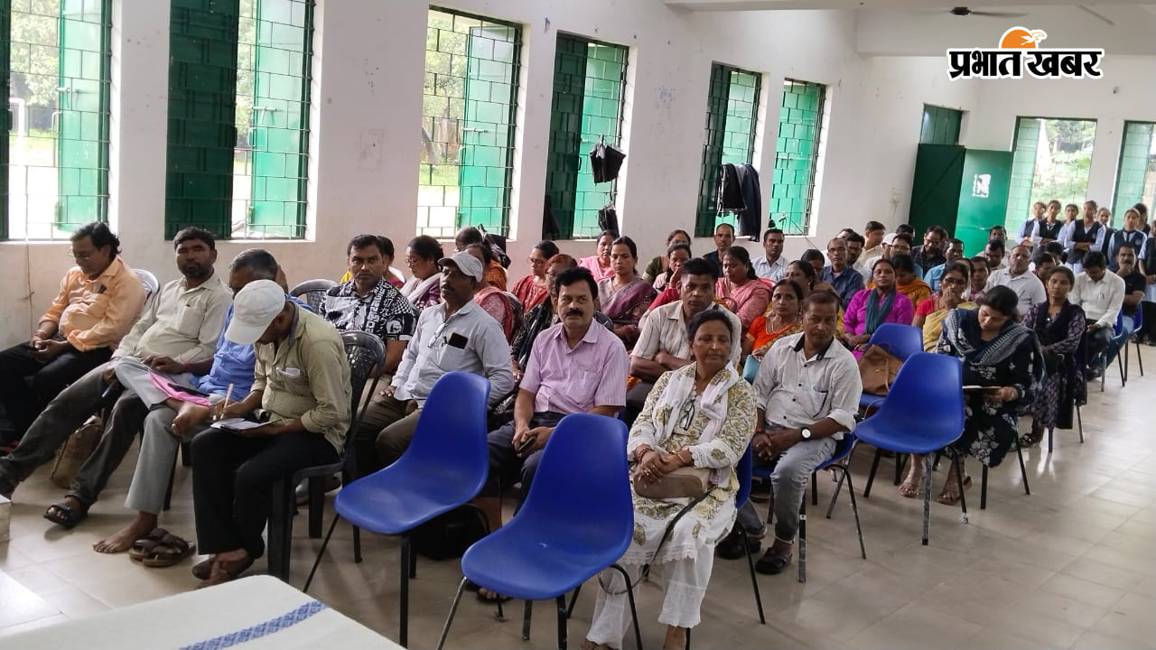 सरायकेला में उल्लास साक्षरता पखवाड़ा के शुभारंभ के दौरान उपस्थित लोग | Prabhat Khabar Network