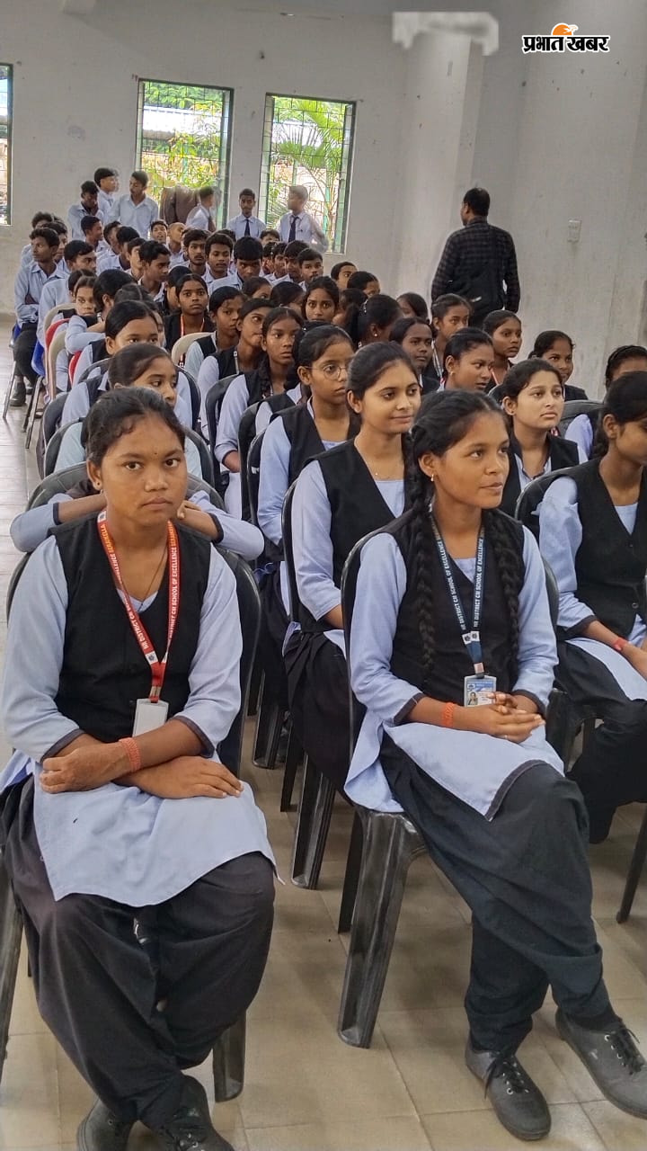 उल्लास साक्षरता पखवाड़ा के शुभारंभ के दौरान उपस्थित स्कूली विद्यार्थी | Prabhat Khabar Network