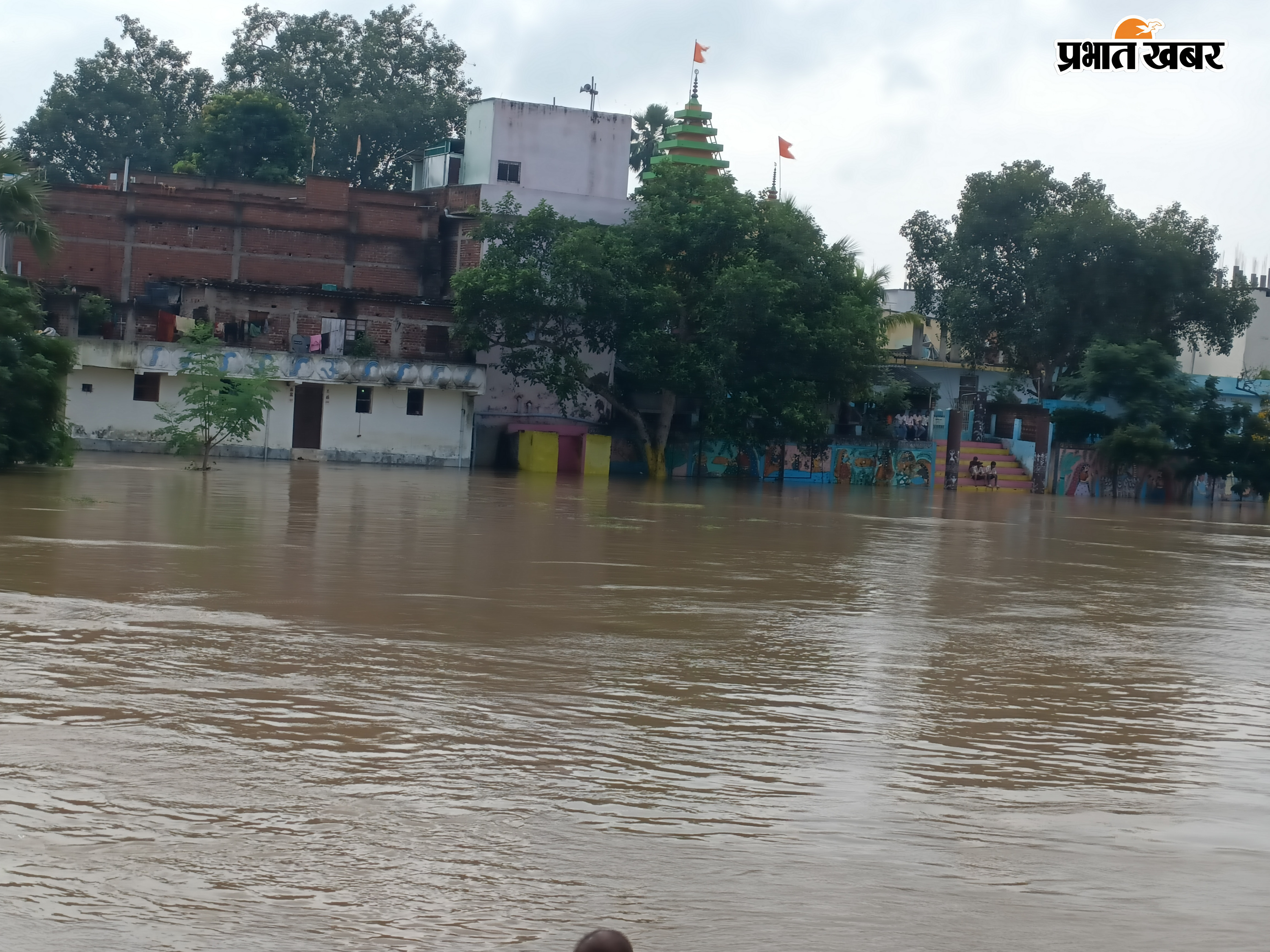 जाफरगंज पुल पर 3 फीट चढ़ा दरधा नदी का पानी  लोग जान जोखिम में डालकर पार कर रहे पुल जाफरगंज में नदी किनारे बसे लोगों के घरों में घुसा पानी | Prabhat Khabar Network