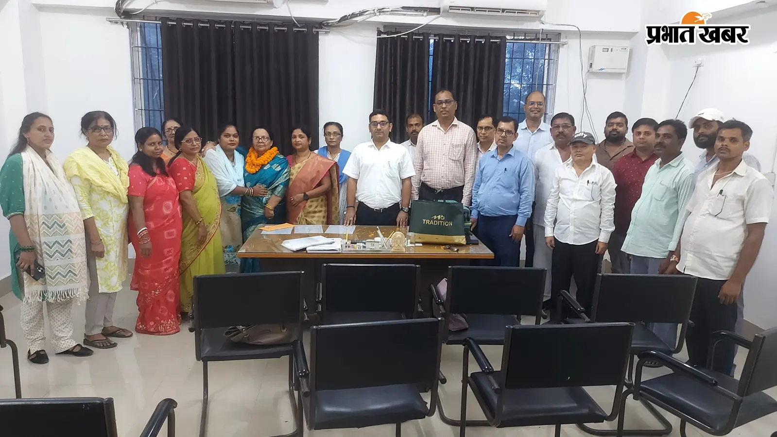 पति के निधन के बाद दो बच्चों को संभाला, 24 साल सरकारी सेवा की, रिटायरमेंट पर रीता सिंह को दी गयी विदाई
