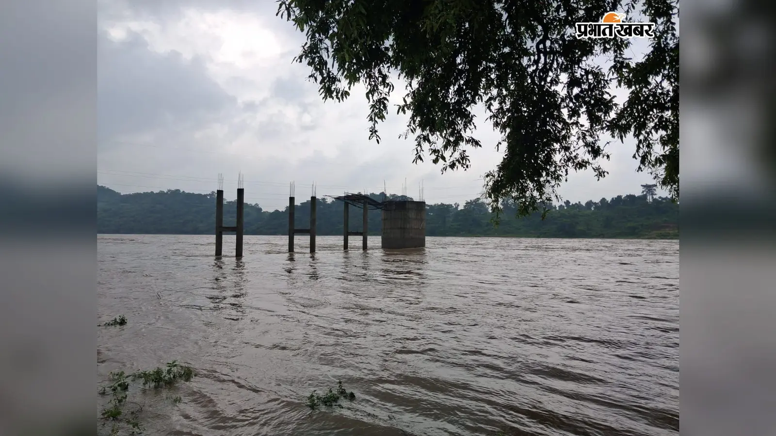 दामोदर नदी का बढ़ा जलस्तर, तेनुघाट डैम के गेट खुले; राजाबेड़ा में नदी का पानी तेजी से फैला