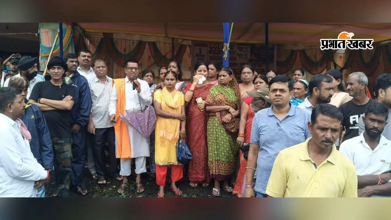 बिजली-पानी की मांग को लेकर जरीडीह में चक्का जाम, ग्रामीणों ने ठप की कोयला ट्रांसपोर्टिंग