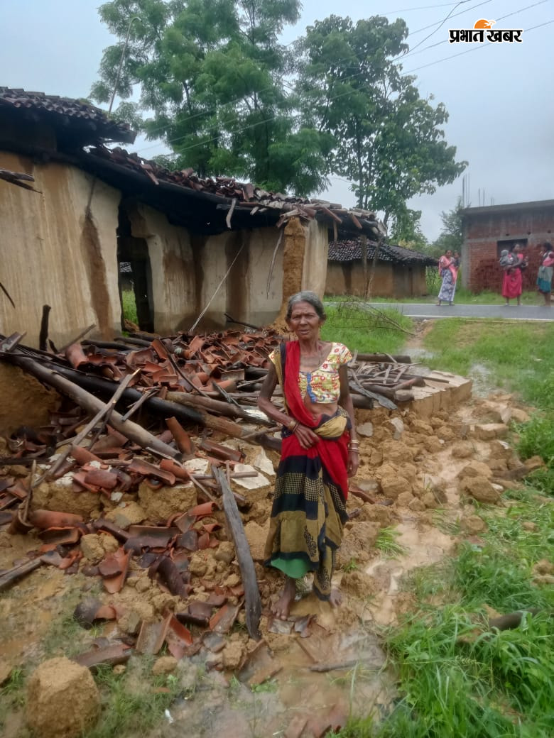 घर का बरवा में गिरा दीवार दिखाती पीड़ित महिला | Prabhat Khabar Network