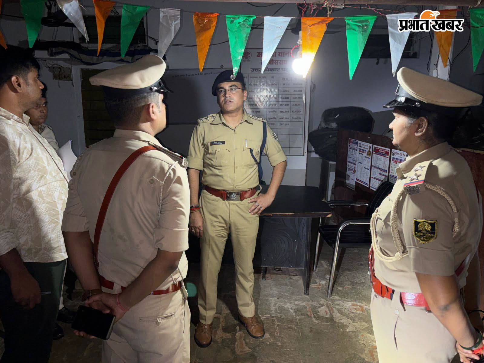 फोटो कैप्शन: अमहरा थाना का निरीक्षण करते अनुमंडल पुलिस पदाधिकारी शिवम कुमार | Prabhat Khabar Network