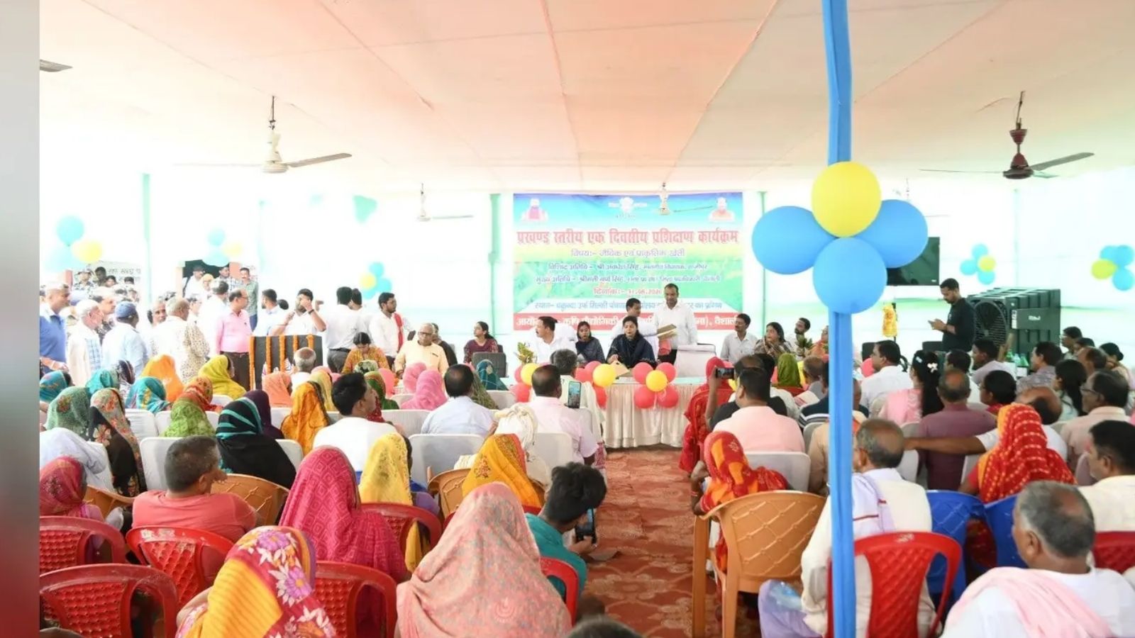 प्रशिक्षण लेते किसान