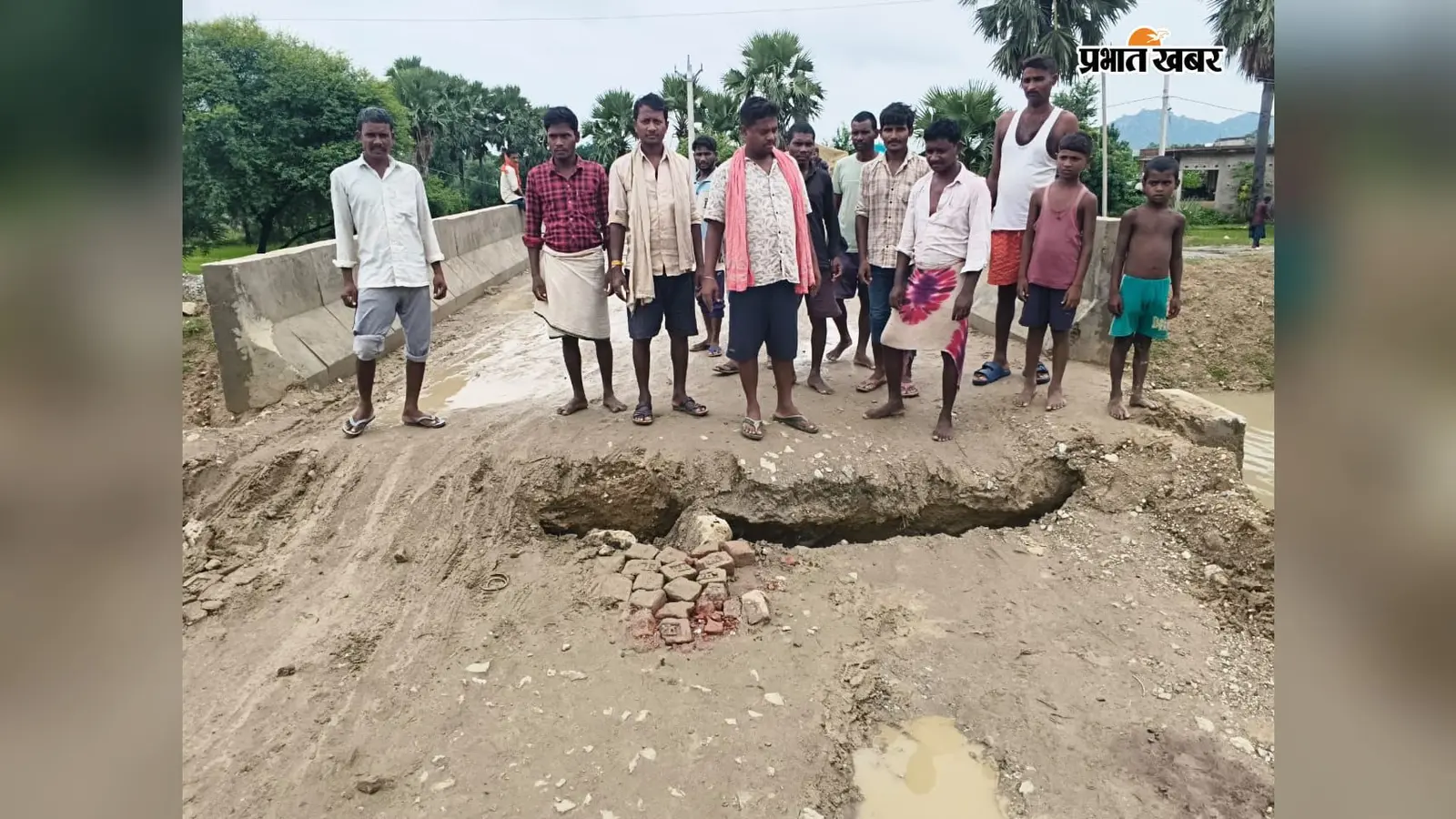 गया जी : गुरुआ में पुल के किनारे बना गड्ढा बना जानलेवा, दो दिन में टोटो पलटने से 2 घायल, ग्रामीणों ने दी आंदोलन की चेतावनी