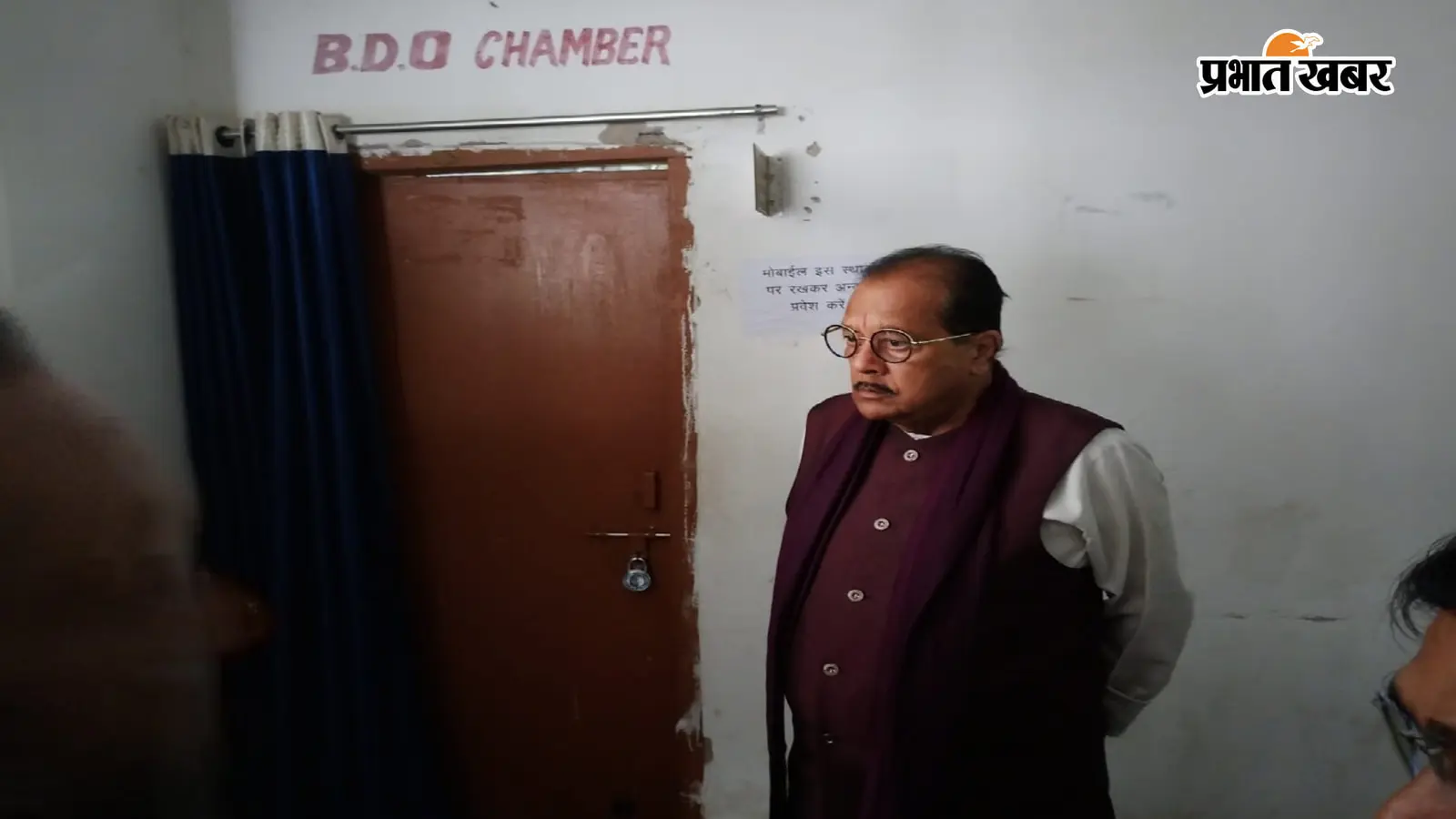 पलामू: वित्त मंत्री पहुंचे निरीक्षण करने तो गेट पर लटका मिला ताला, SIR के नाम पर नदारद मिले अधिकारी