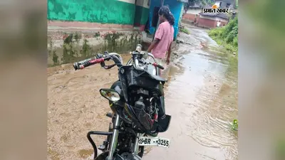 लगातार भारी बारिश से वार्ड सदस्य के घर की दीवार गिरी, बाइक क्षतिग्रस्त