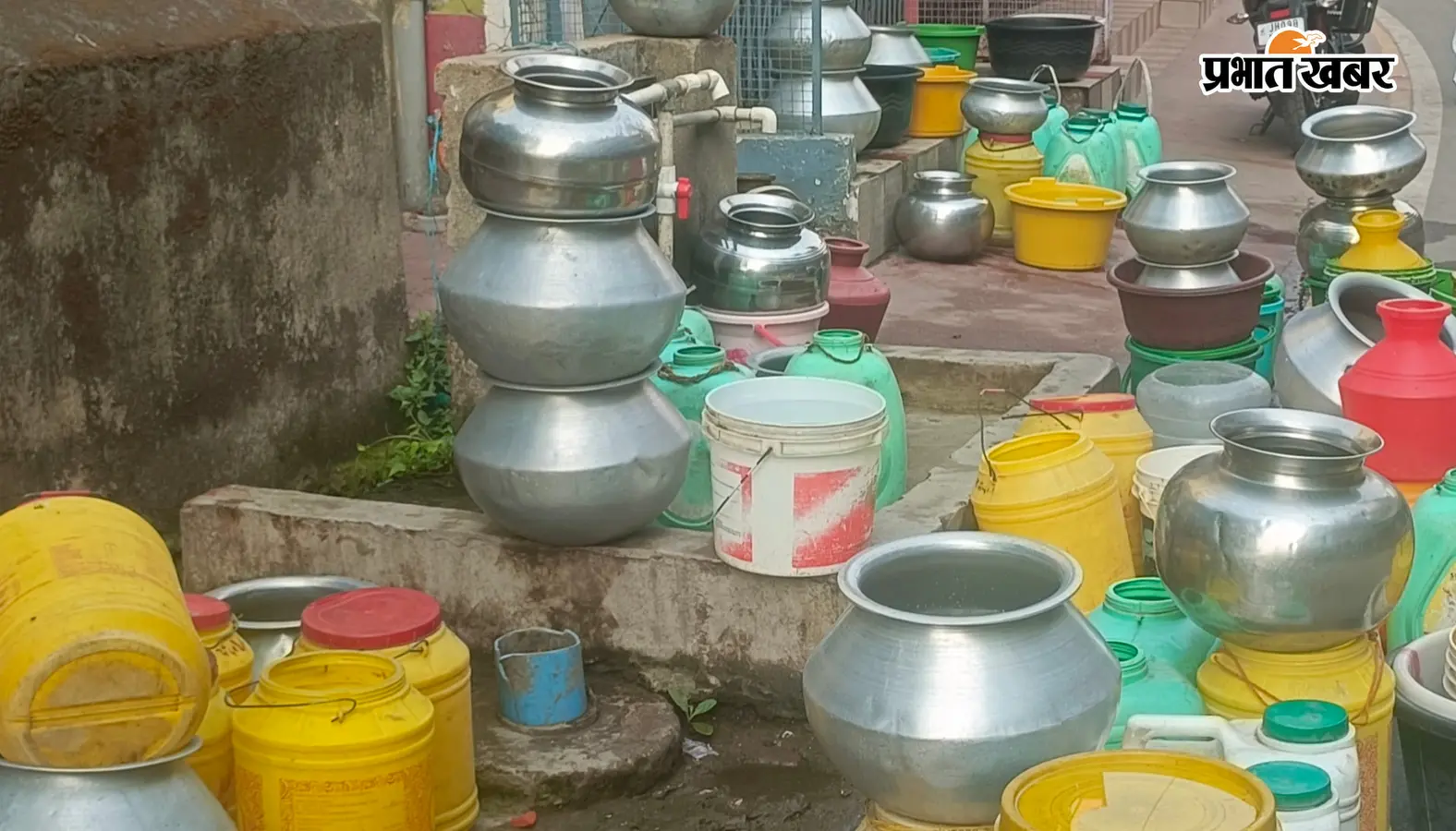 चास में पानी के लिए तरसे लोग, लो प्रेशर से नल सूखे; बाजार से जार खरीदकर बुझा रहे प्यास