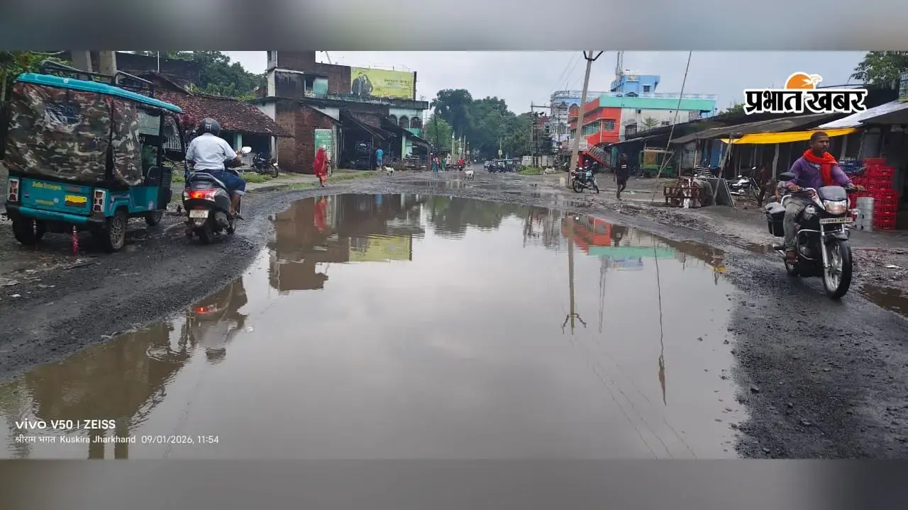 अमड़ापाड़ा की मुख्य सड़क बनी मुसीबत,पानी में छिपे गड्ढों से हादसे का डर