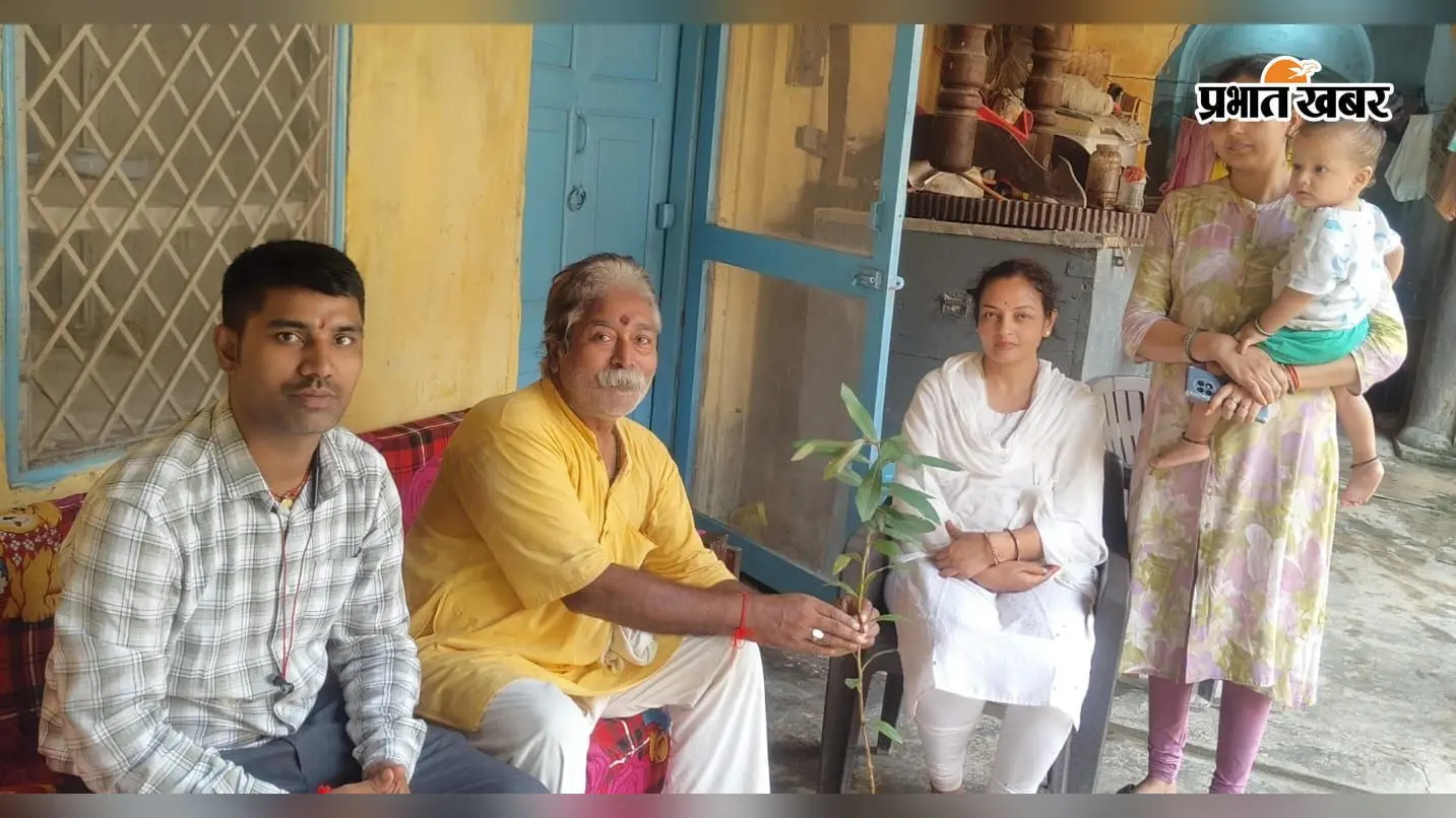 बड़हिया: पूर्व जिला संघचालक स्व. कृष्णा प्रसाद सिंह 'सहदुल जी' की स्मृति में पौधारोपण, पर्यावरण भारती ने दिया 'हर व्यक्ति 10 पेड़ लगाए' का संदेश