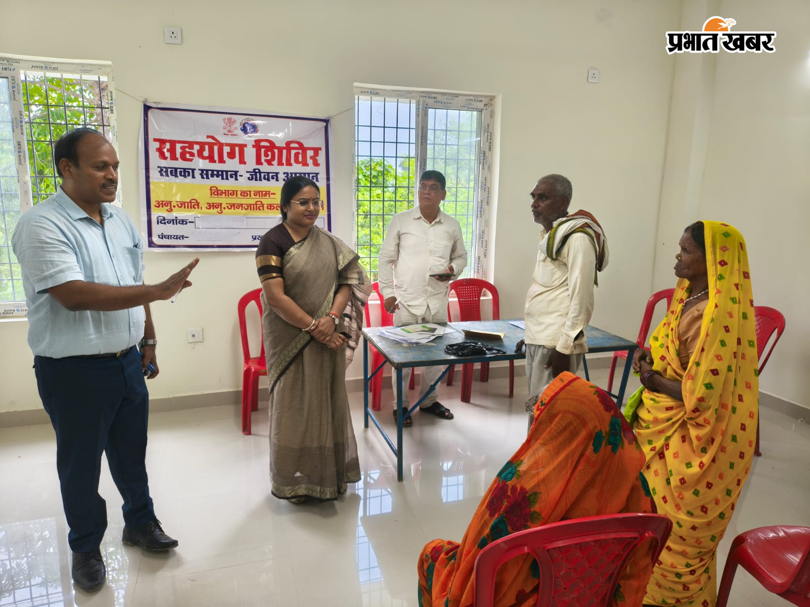 फोटो :- स्टाल का निरीक्षण करती डीडीसी एवं अधिकारी   फोटो :- लाभुक को श्रम कार्ड देती डीडीसी    | Prabhat Khabar Network