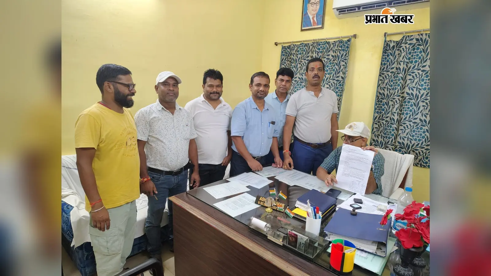 जमालपुर क्रू लॉबी में लोको पायलटों का फूटा गुस्सा, ट्रेनों के बंटवारे में भेदभाव का आरोप; रेलवे को सौंपा मांगों का ज्ञापन