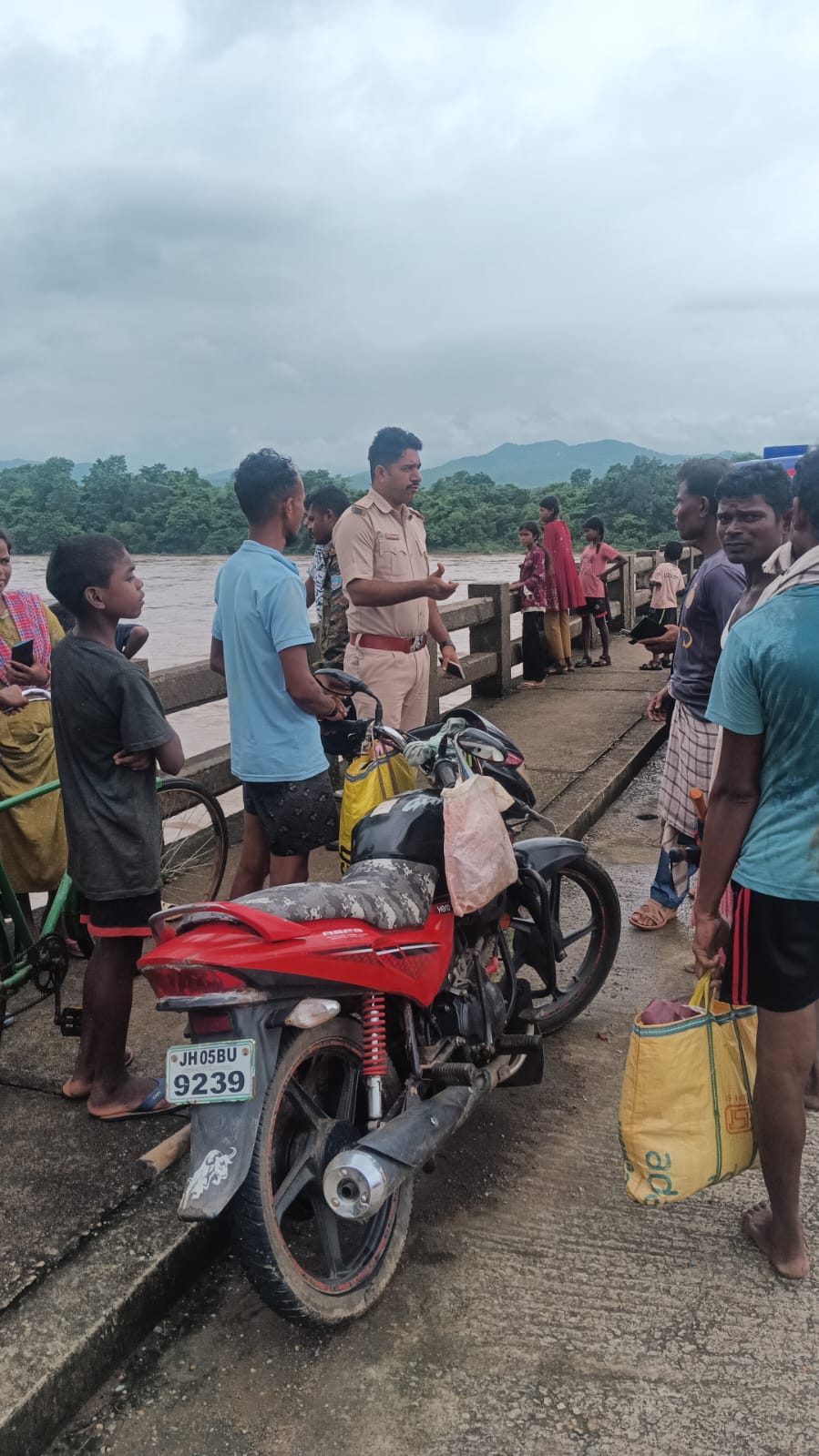 ग्रामीणों को समझाते थाना प्रभारी