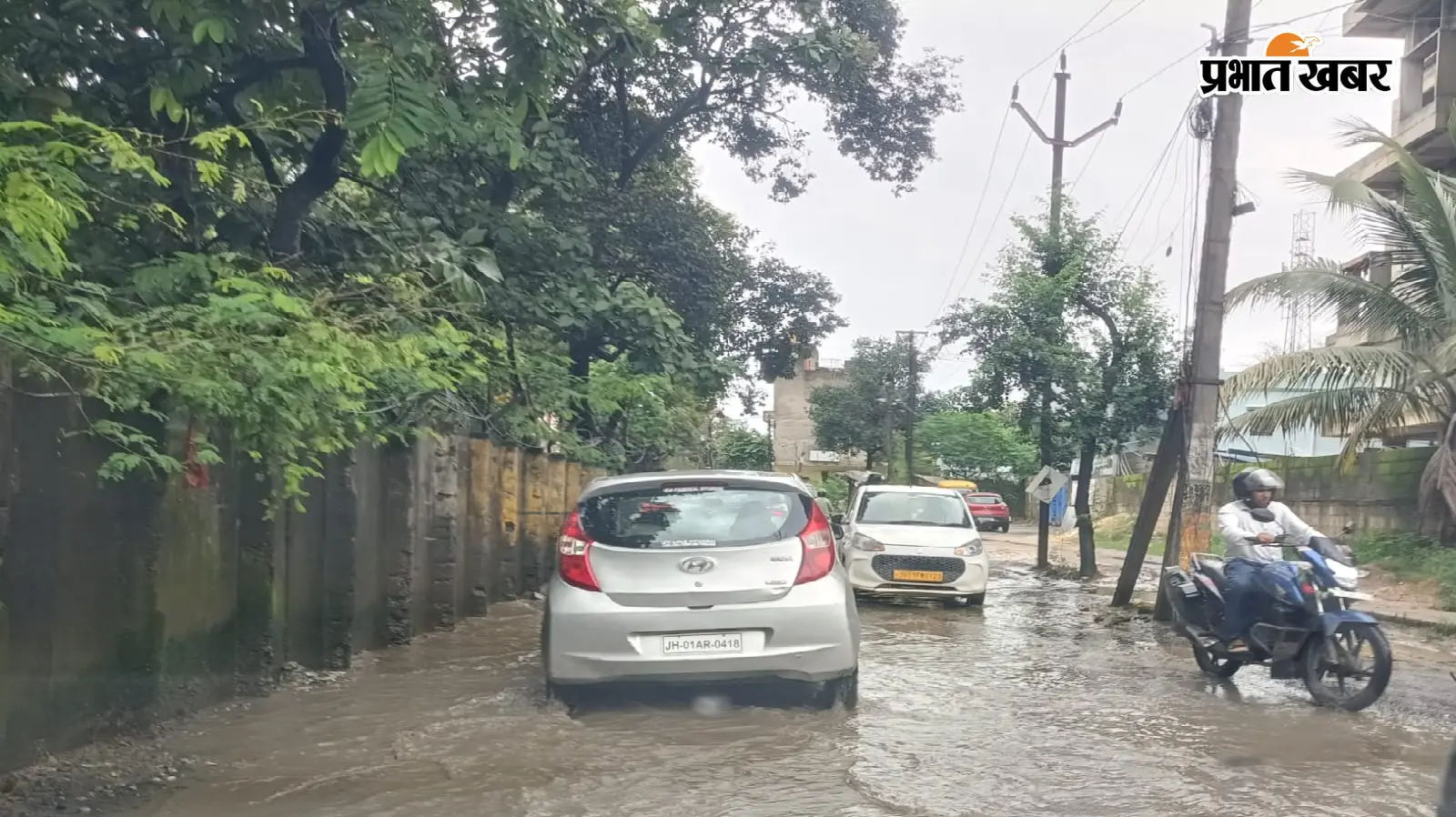 राजधानी में बारिश से सड़कें जलमग्न, स्कूली बस और एंबुलेंस भी जाम में फंसी