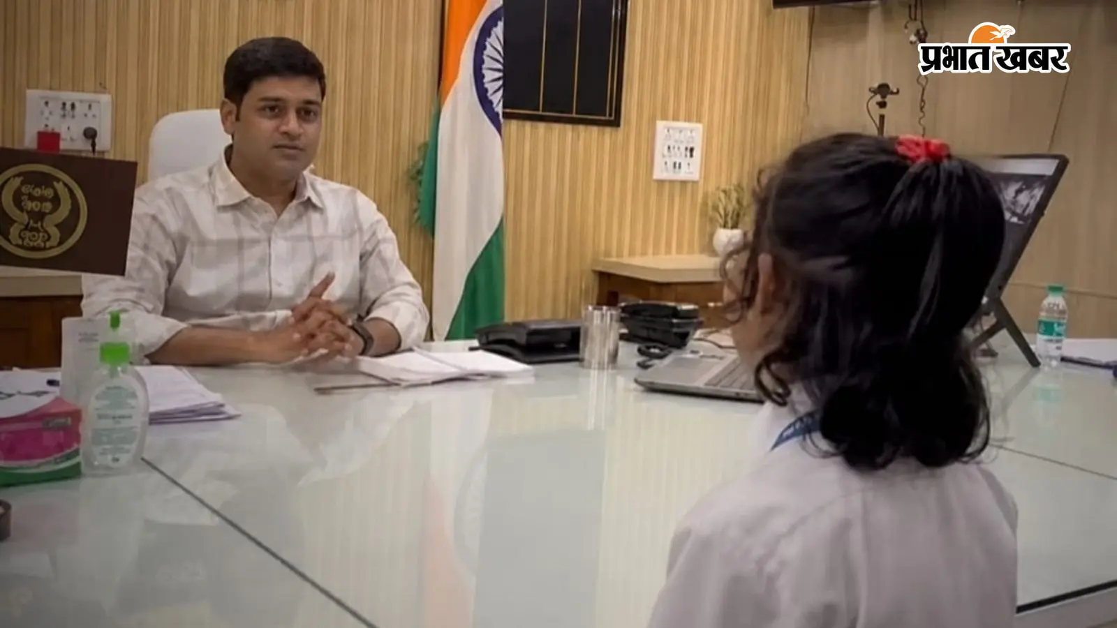 मऊ में DM से बोली कक्षा 1 की छात्रा- सर, सड़क बनवा दीजिए, ड्रेस गंदी हो जाती है, मिला ये जवाब