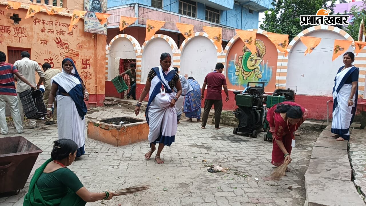 शिव मंदिर में श्रमदान करते सेवक - सेविका | Prabhat Khabar Network