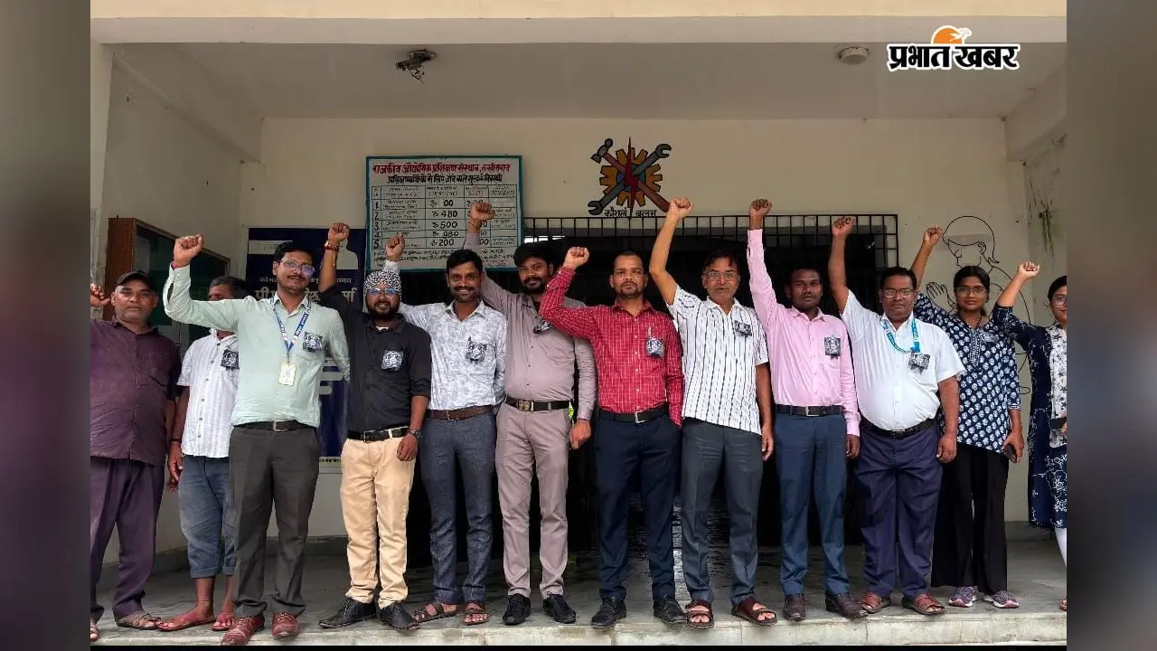 लखीसराय: बांह पर काली पट्टी बांधकर शिक्षकों ने मनाया 'काला दिवस', स्कूलों में शिक्षण कार्य करते हुए पुरानी पेंशन (OPS) बहाली की उठाई पुरजोर मांग