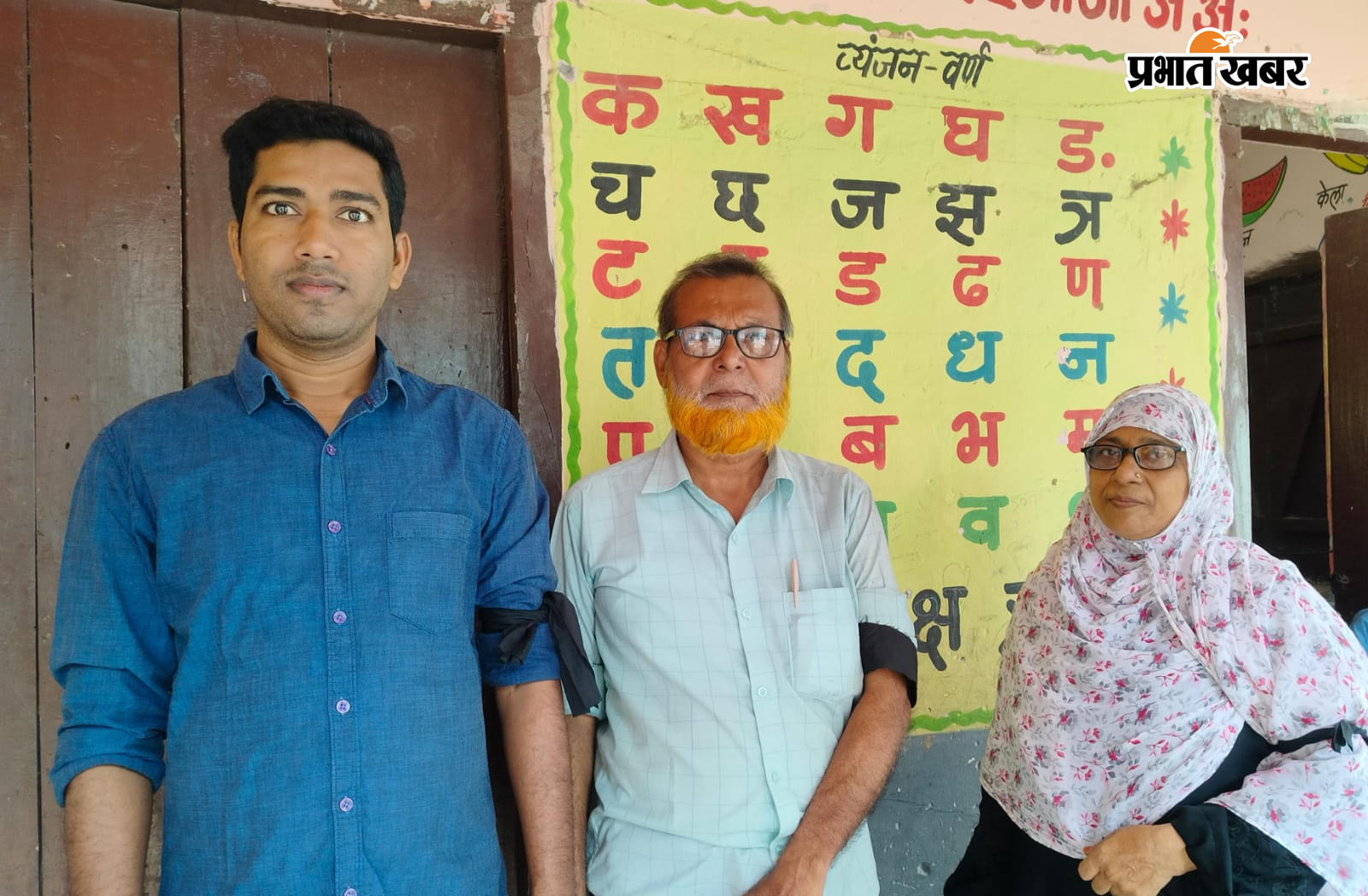1 बीबी पाकर मध्य विद्यालय में काली पट्टी दिखाते शिक्षक के एवं शिक्षिका  2 काली पट्टी बांध प्रदर्शित करते जिला सचिव मो शाहनवाज आलम व अन्य | Prabhat Khabar Network