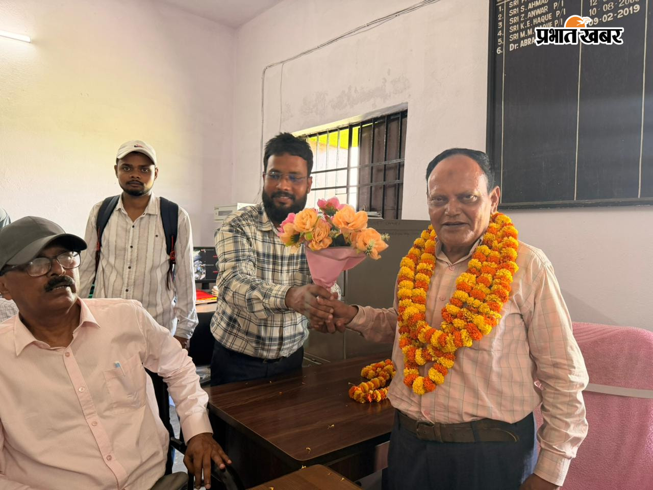1 कॉलेज पहुंचे ठाकुरगंज विधायक 2 नव नियुक्त प्रधानाचार्य को बधाई देते छात्र | Prabhat Khabar Network