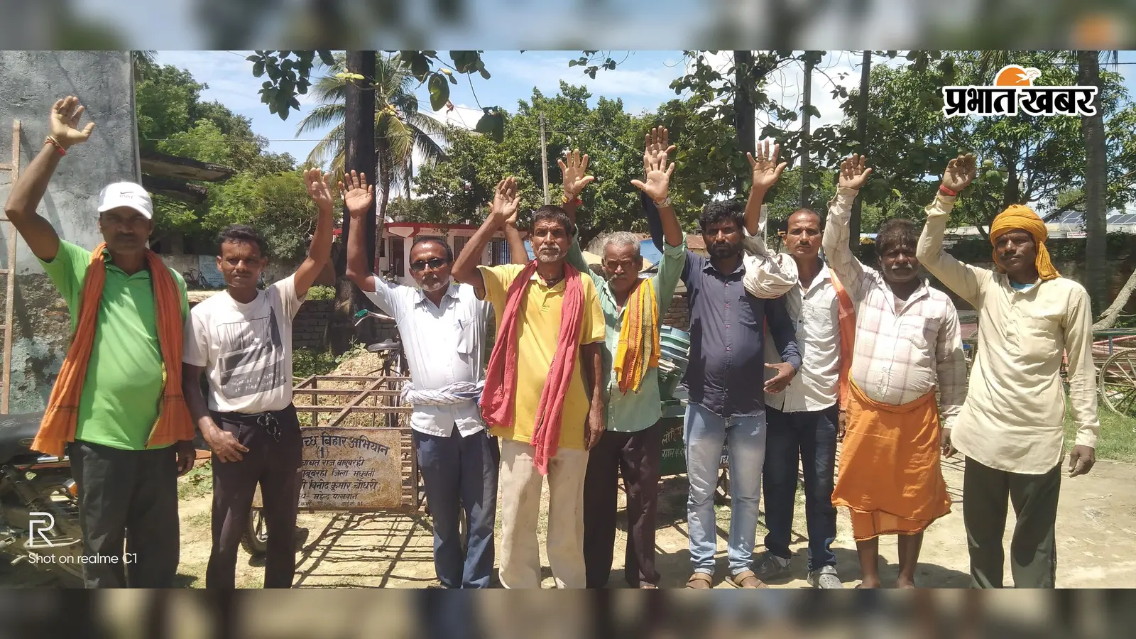 मधुबनी: स्वच्छता कर्मियों को 13 महीने से नहीं मिला मानदेय, ठेला लेकर पहुंचे प्रखंड कार्यालय