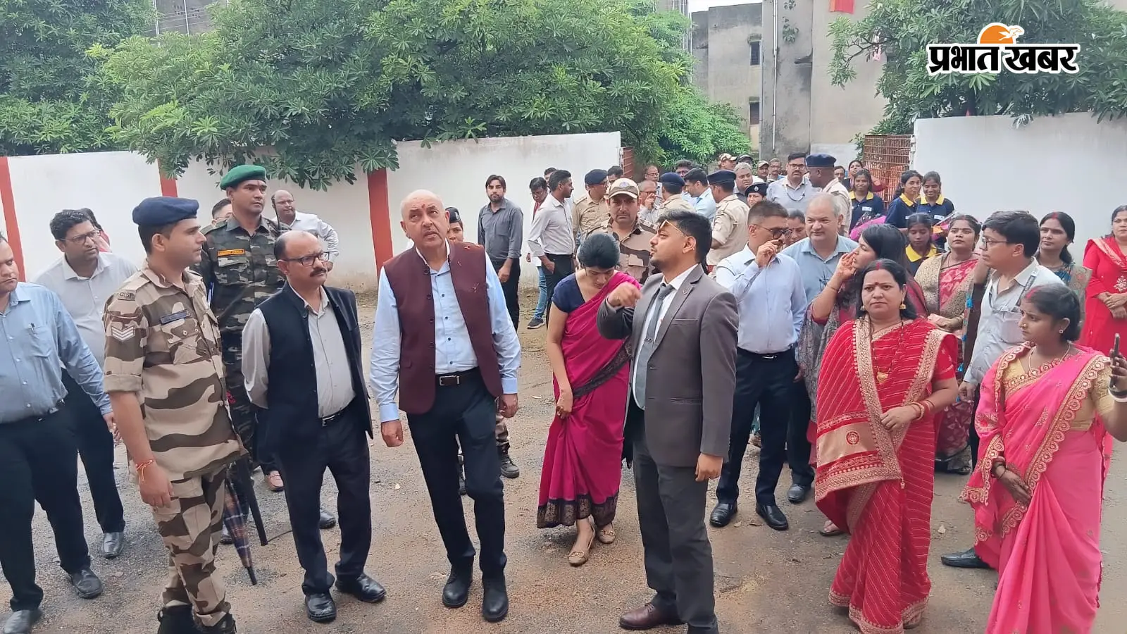 झरिया मास्टर प्लान की हकीकत देखने बेलगड़िया पहुंचे तरुण कपूर, विस्थापितों ने सौंपा मांग पत्र