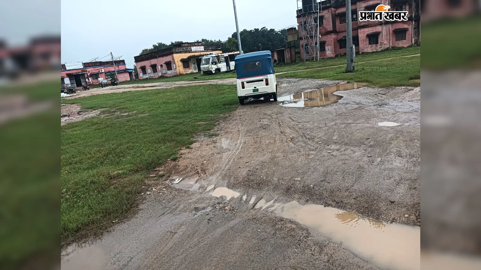 बारिश में तालाब बना चंदनकियारी सीएचसी, गंदे पानी से होकर गुजर रहे मरीज