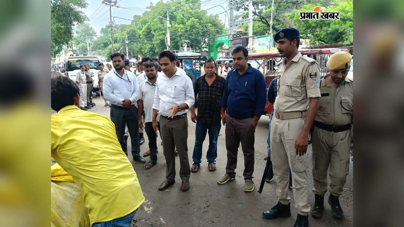 भभुआ में चला अतिक्रमण पर नगर प्रशासन का डंडा, बालू-गिट्टी जब्त; दुकानदारों पर लगा जुर्माना