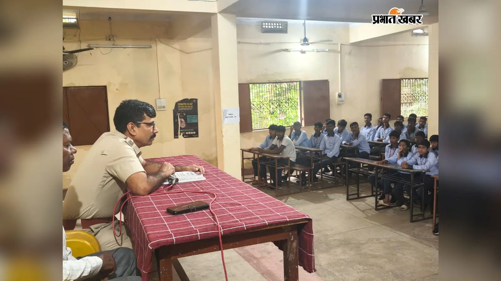 नशे से दूर रहो, मोबाइल गुम हो तो ये काम करो... हजारीबाग में छात्रों को पुलिस ने समझाया CEIR
