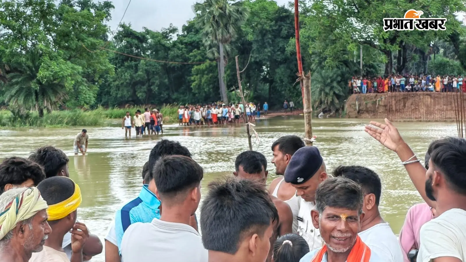 भोजपुर : छेर नदी के डायवर्सन पर बाढ़ के तेज बहाव में बाइक समेत तीन युवक बहे, एक बचा, दो लापता