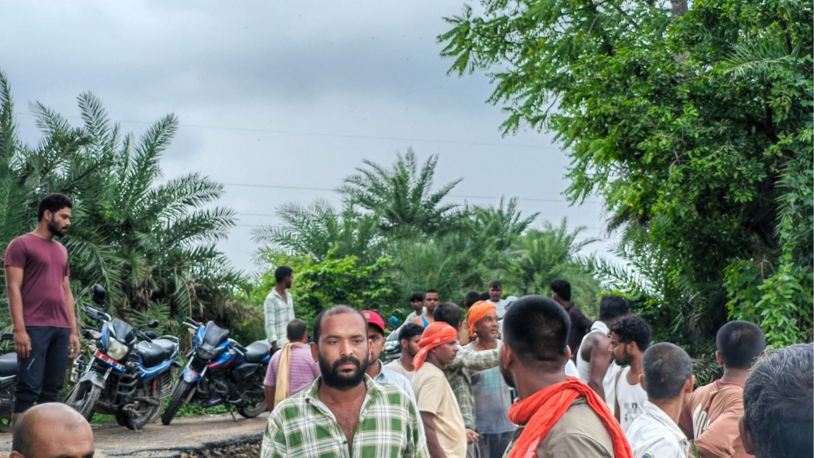 घटनास्थल पर जुटी लोगों की भीड़