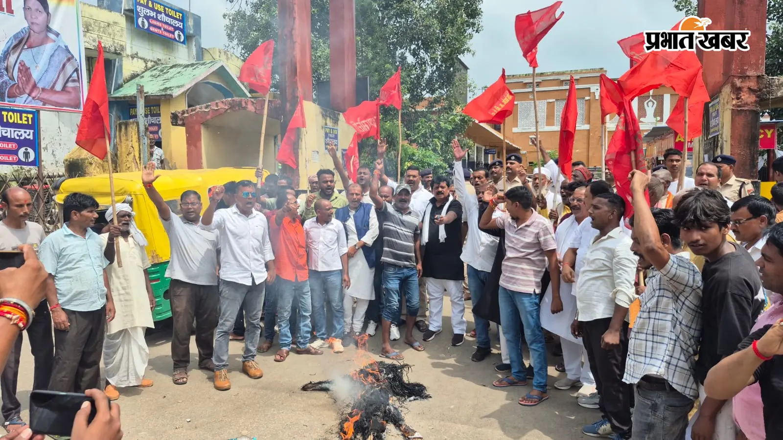 जमालपुर-हावड़ा सुपर एक्सप्रेस को पटना ले जाने की तैयारी का विरोध, रेल मंत्री का पुतला फूंका, एक सप्ताह का अल्टीमेटम