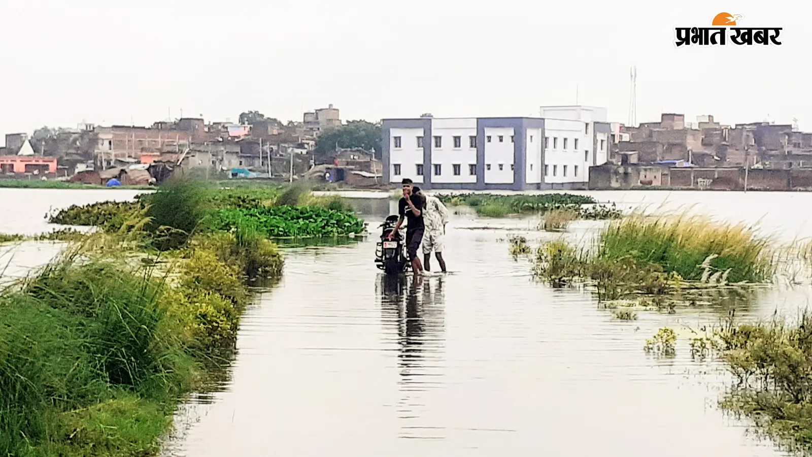 बक्सर: गंगा के उफान से चौसा में बाढ़ का खतरा गहराया, हाईवे पर चढ़ा पानी; दर्जनों घरों में घुसा बाढ़ का पानी