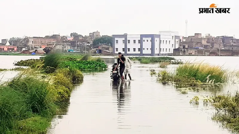 बक्सर: गंगा के उफान से चौसा में बाढ़ का खतरा गहराया, हाईवे पर चढ़ा पानी; दर्जनों घरों में घुसा बाढ़ का पानी
