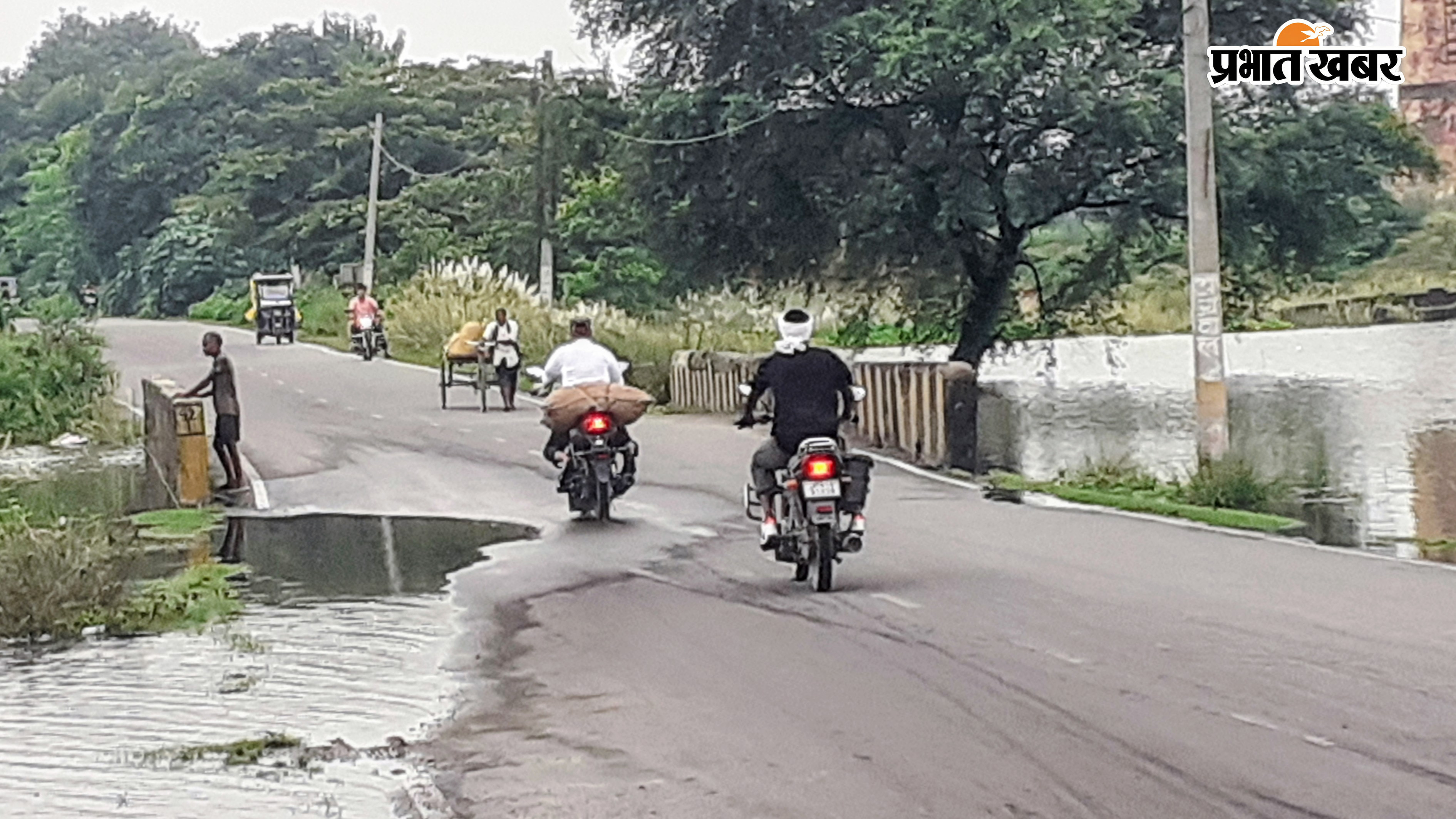 चौसा-मोहनिया मार्ग पर चढ़ा बाढ़ का पानी, जलमग्न बनारपुर का उत्तरी छोर, बाढ़ के पानी से घिरा सिकरौल गांव | Prabhat Khabar Network
