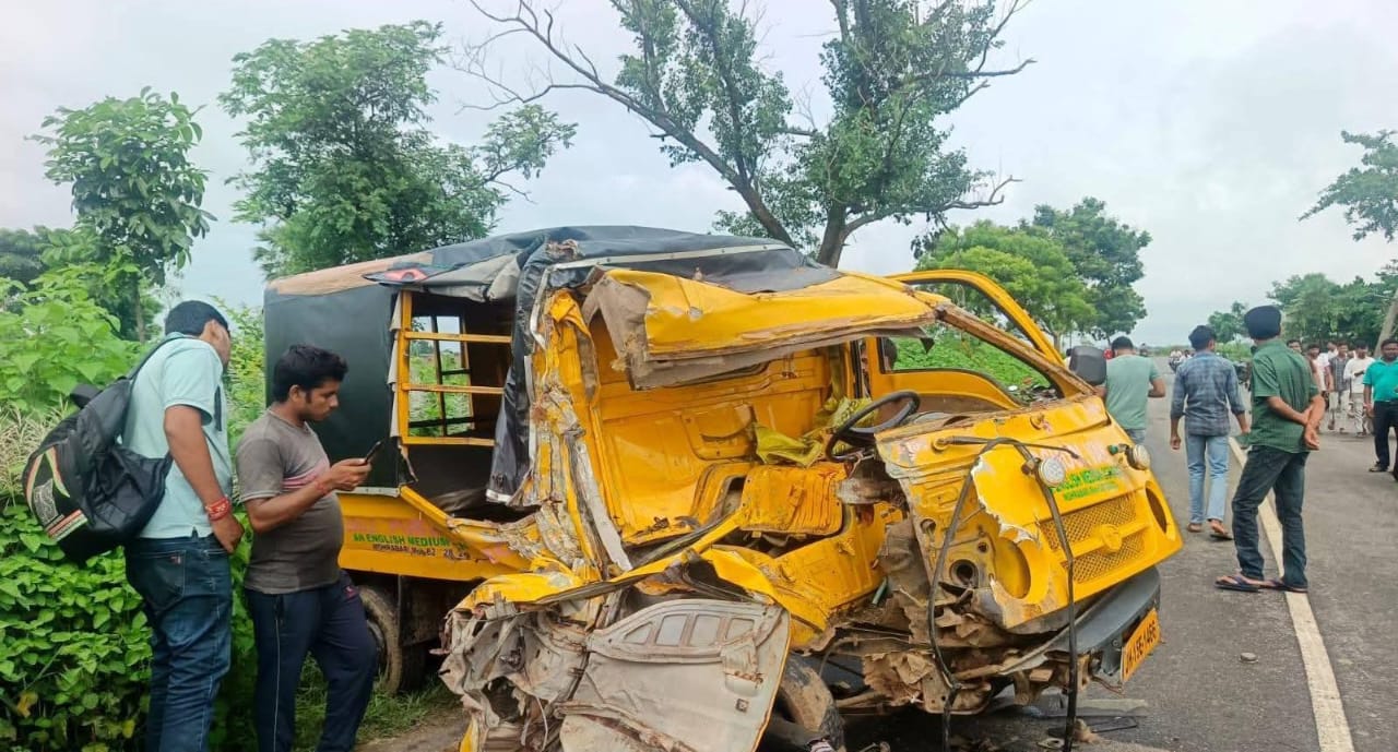 क्षतिग्रस्त स्कूल वैन.