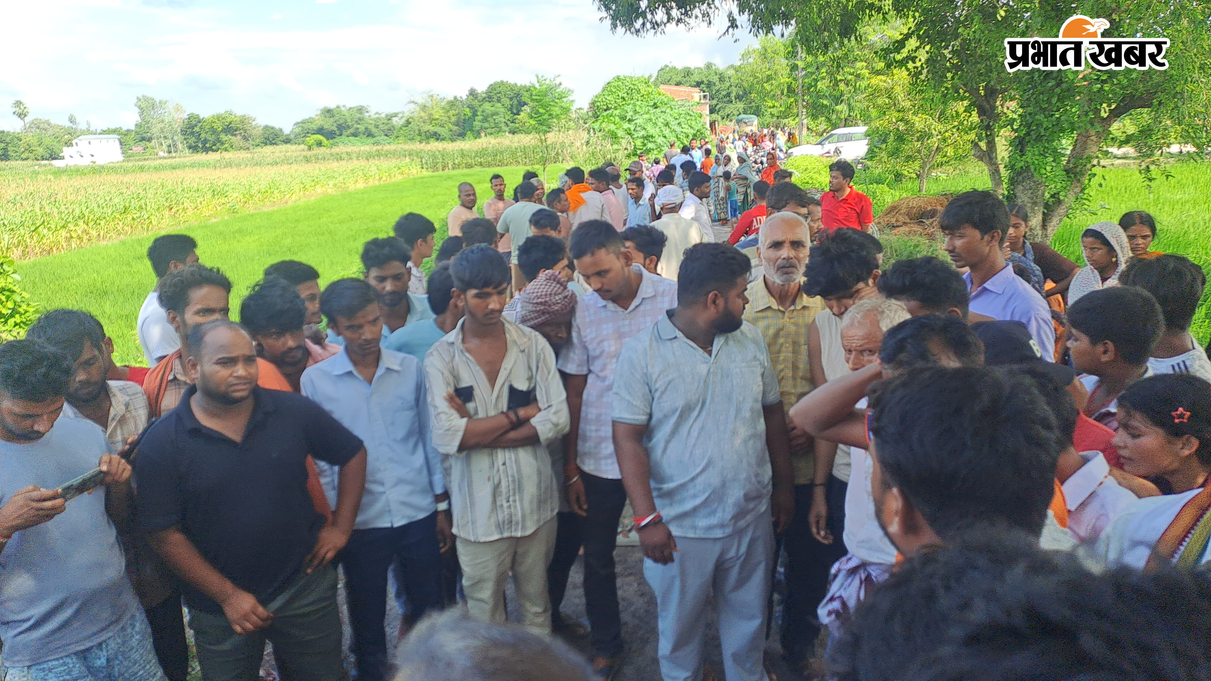 घटनास्थल पर लगी लोगों की भीड़, मृतक की फाइल फोटो, घटना को अंजाम देने वाला ट्रैक्टर | Prabhat Khabar Network