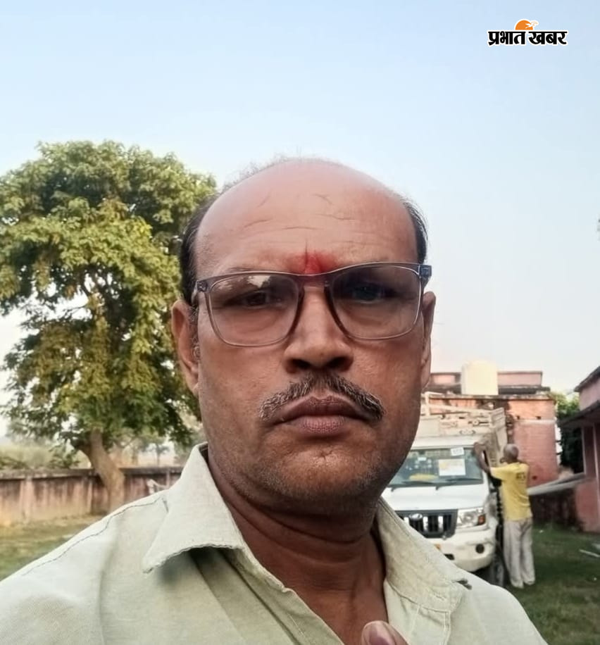 घटनास्थल पर लगी लोगों की भीड़, मृतक की फाइल फोटो, घटना को अंजाम देने वाला ट्रैक्टर | Prabhat Khabar Network