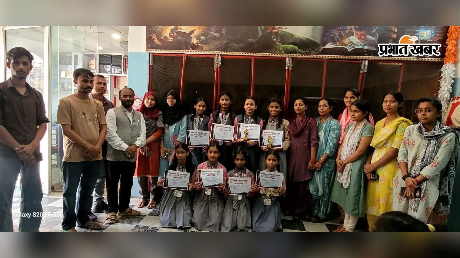 स्कूल में मेहंदी प्रतियोगिता का भव्य आयोजन: नन्हे बच्चों ने दिखाई रचनात्मकता, सायमा बनीं प्रथम