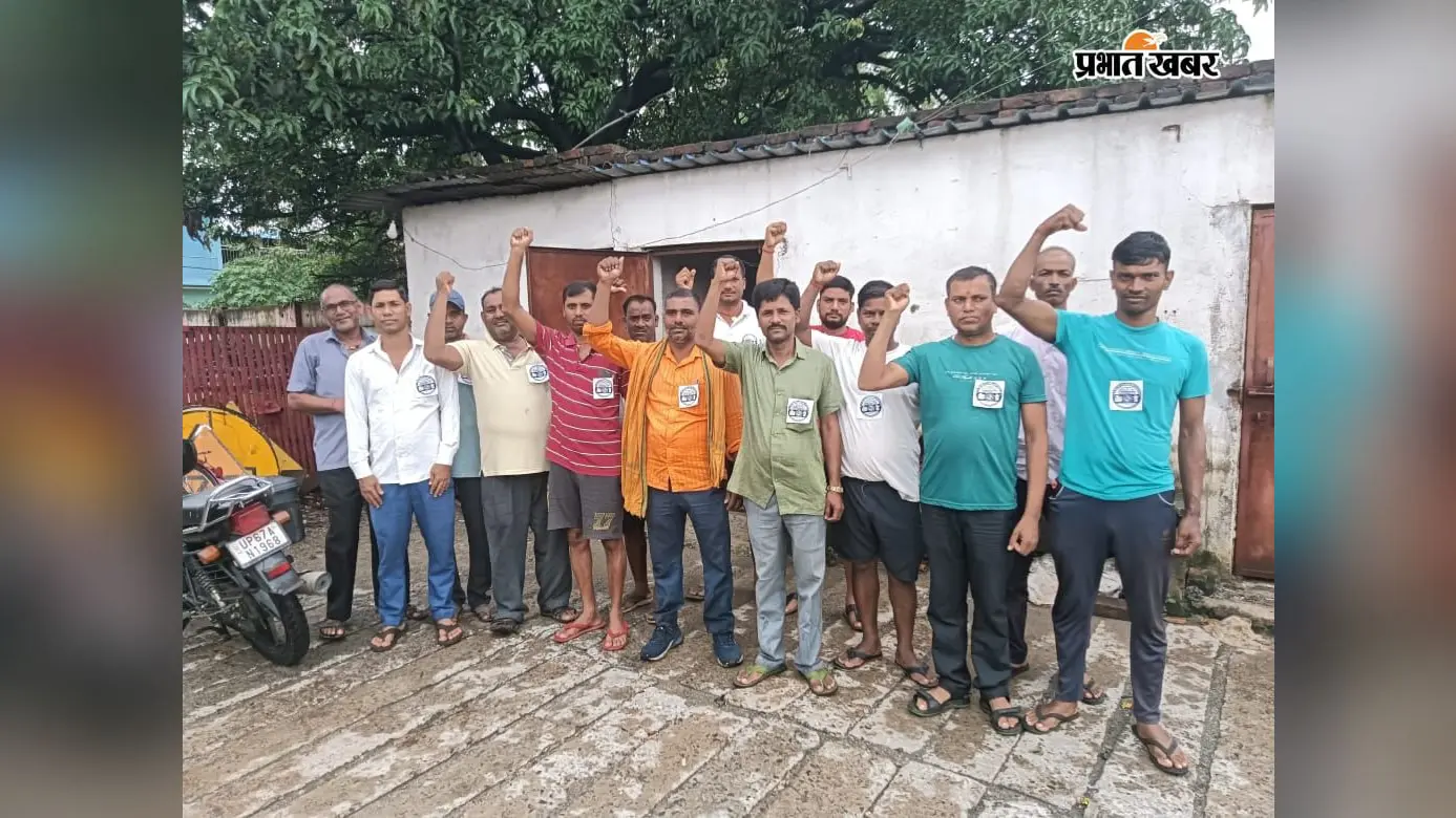 कैमूर: पुरानी पेंशन की मांग को लेकर रेलकर्मियों ने मनाया काला दिवस, स्टेशनों पर किया विरोध-प्रदर्शन