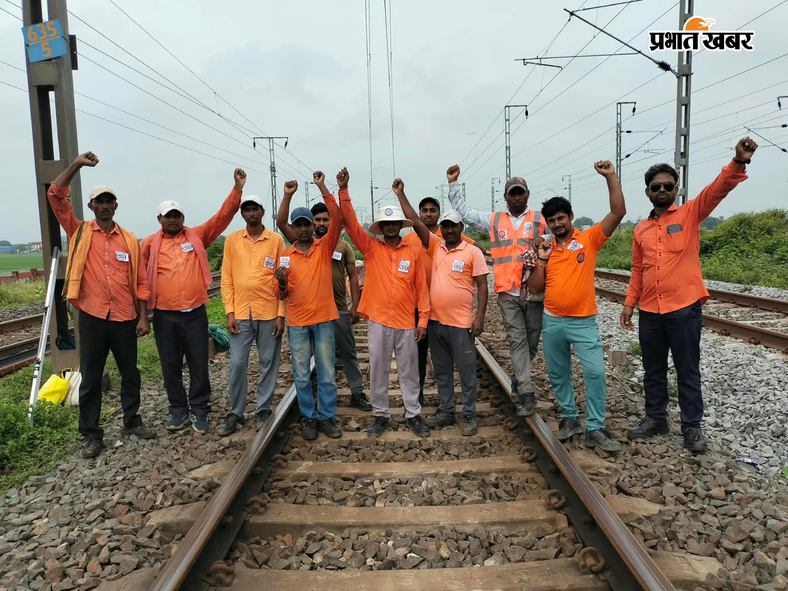 फोटो.4. कर्मनाशा में बिरोध प्रदर्शन करते रेलकर्मी 5. दुर्गावती रेलवे ट्रैक पर बिरोध प्रदर्शन करते | Prabhat Khabar Network