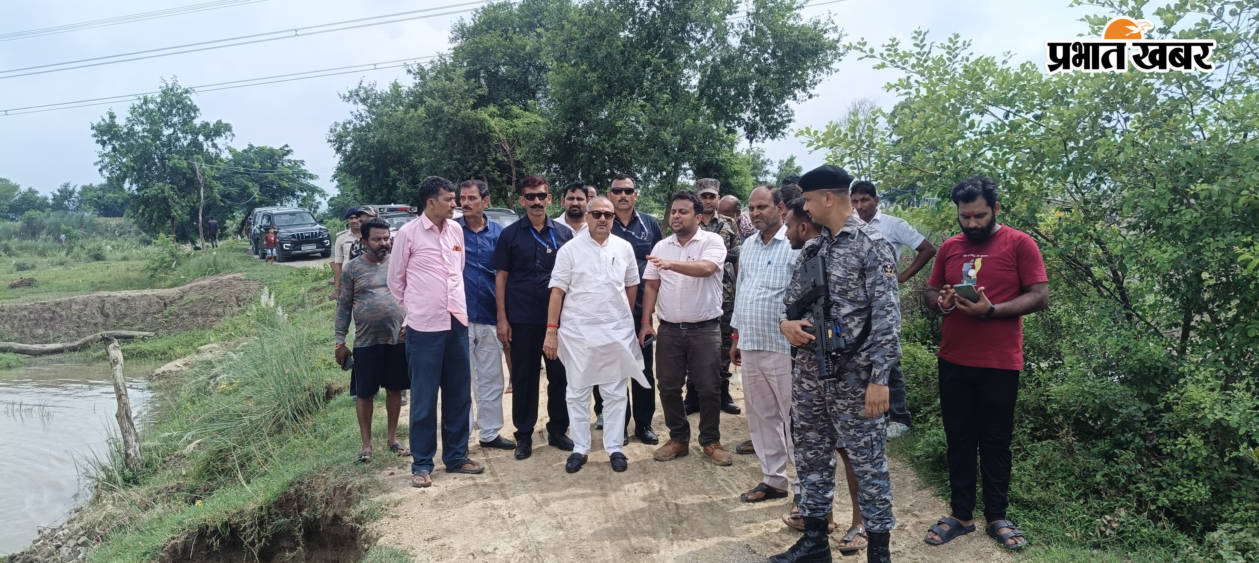 सड़क का निरीक्षण करते पूर्व सांसद सुशील कुमार सिंह | Prabhat Khabar Network
