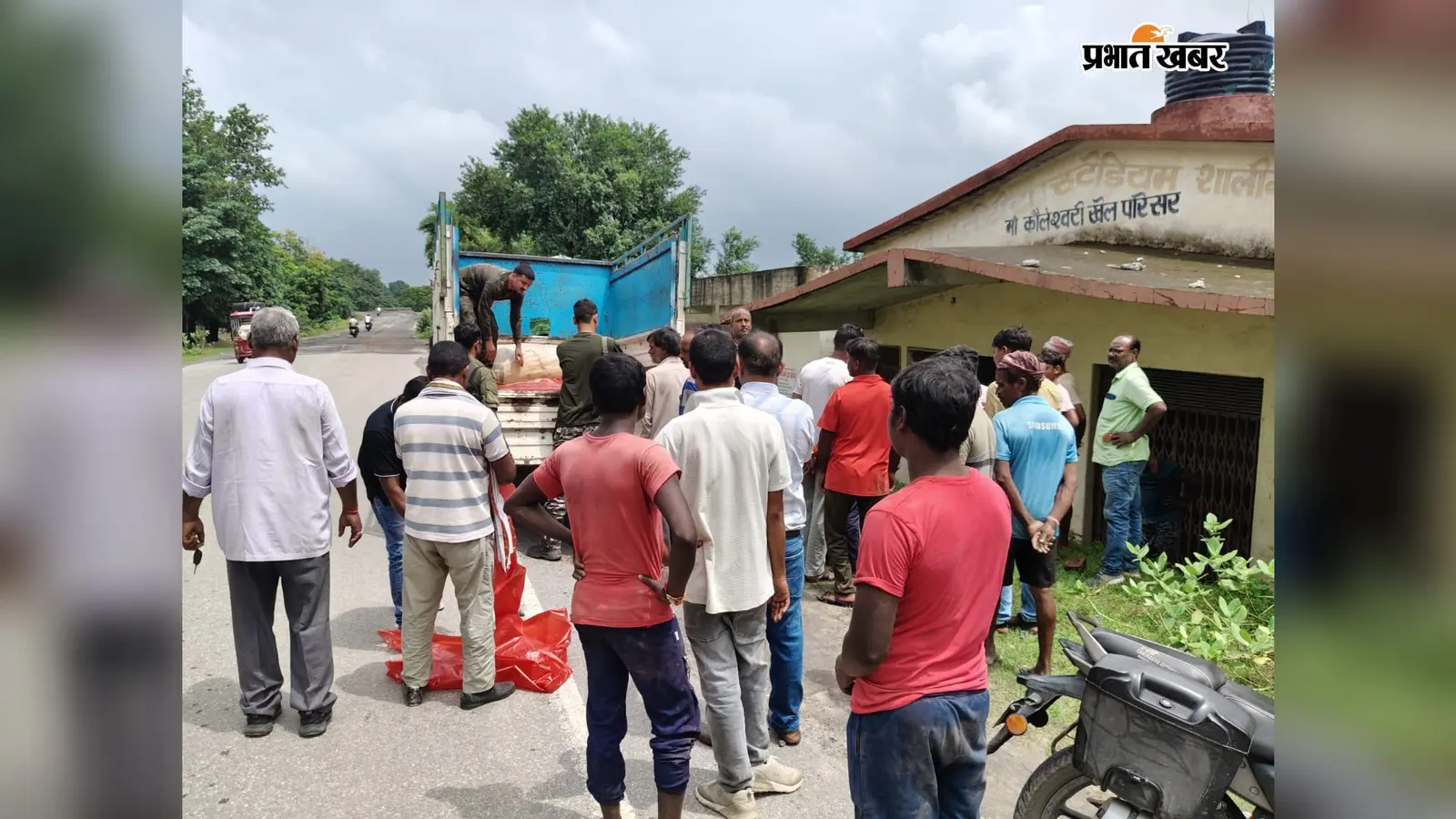 कालेश्वरी स्टेडियम गेट के पास मिली महिला की लाश, पहचान का प्रयास जारी