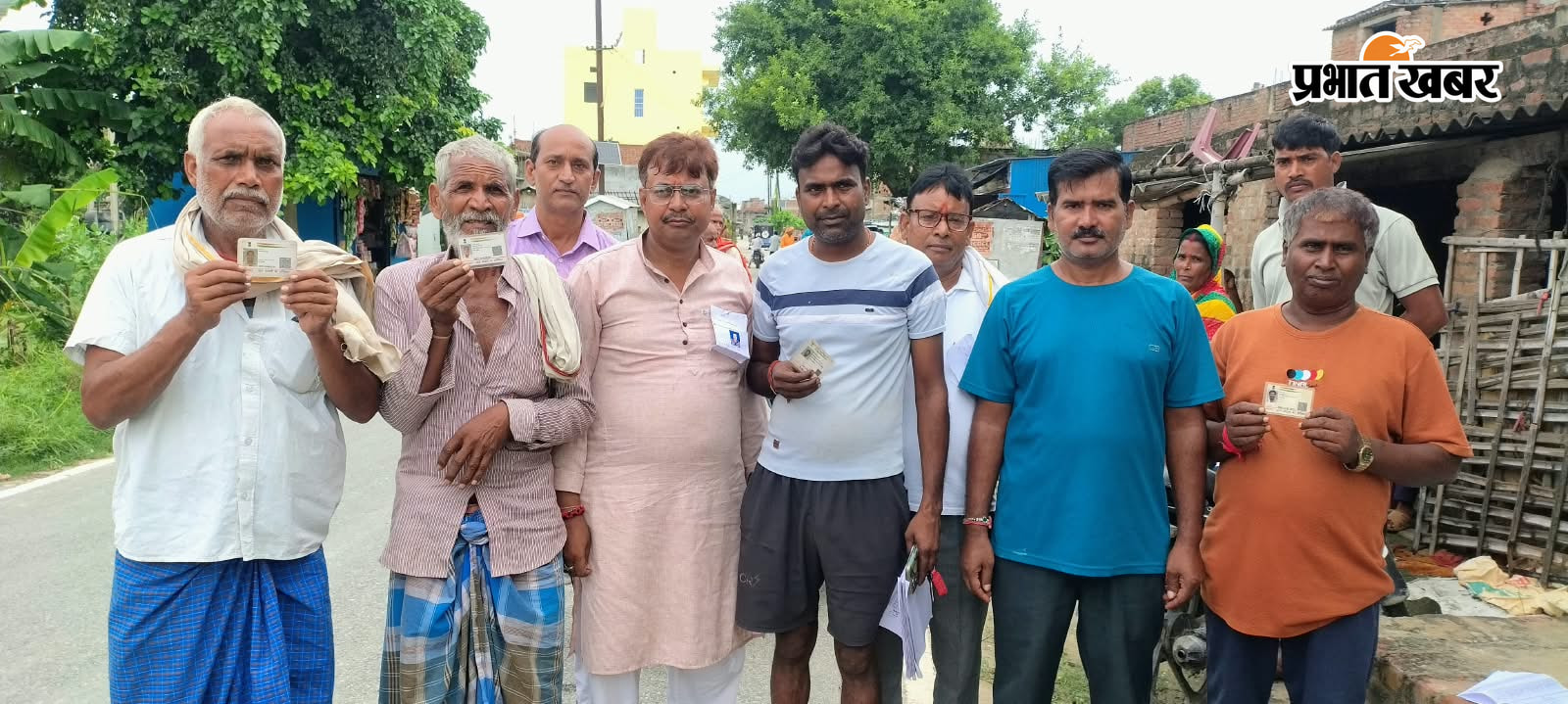 फोटो.बडहरिया के सुंदरपुर पैक्स में वोट देने के लिए कतार में लगे मतदाता फोटो. सुंदरपुर में वोट देने जाते मतदाता फोटो. रसूलपुर में मतदान करने जाते बुर्जुग मतदाता | Prabhat Khabar Network