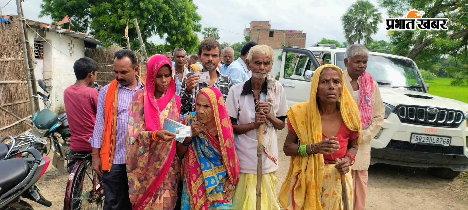 फोटो.बडहरिया के सुंदरपुर पैक्स में वोट देने के लिए कतार में लगे मतदाता फोटो. सुंदरपुर में वोट देने जाते मतदाता फोटो. रसूलपुर में मतदान करने जाते बुर्जुग मतदाता | Prabhat Khabar Network