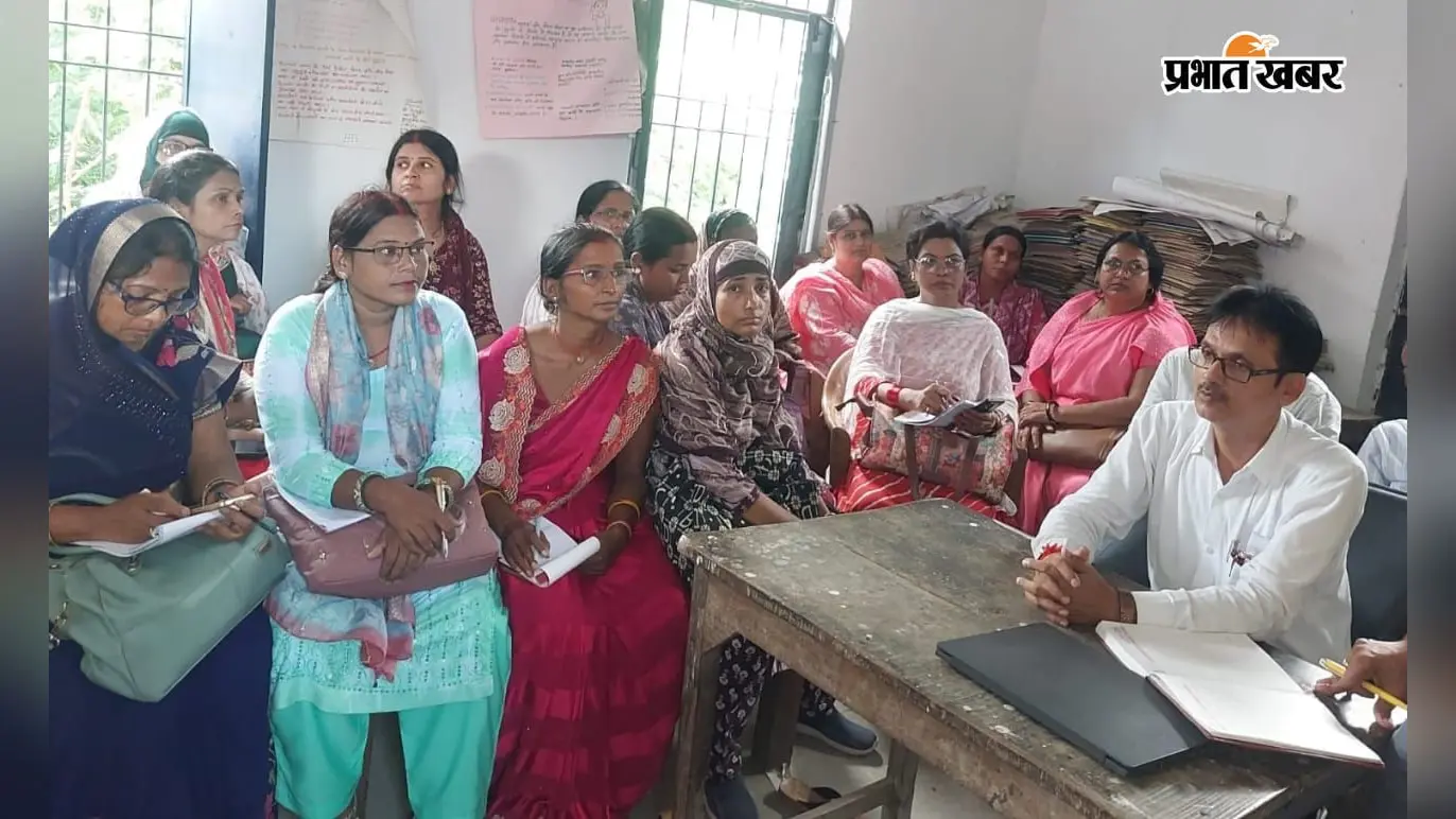 सीवान के बड़हरिया में प्रधानाध्यापकों की बैठक, बीइओ ने योजनाओं को समय पर पूरा कर रिपोर्ट देने का दिया निर्देश