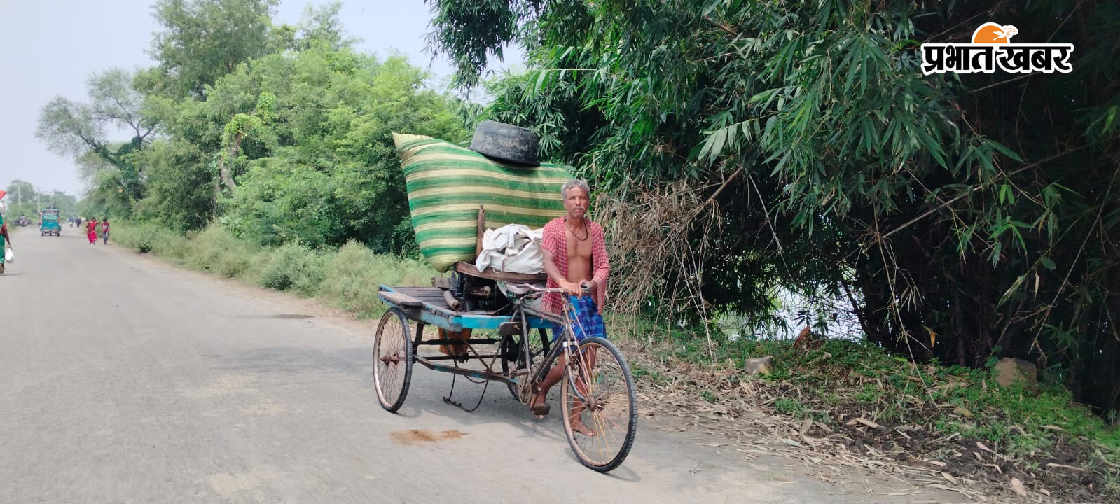 फोटो नं 01 एसबीजी 24,25 हैकैप्सन - मंगलवार को बाढ़ की स्थिति को देखते हुए मवेशी के चारा को सुरक्षित स्थान पर ले जाते किसान | Prabhat Khabar Network