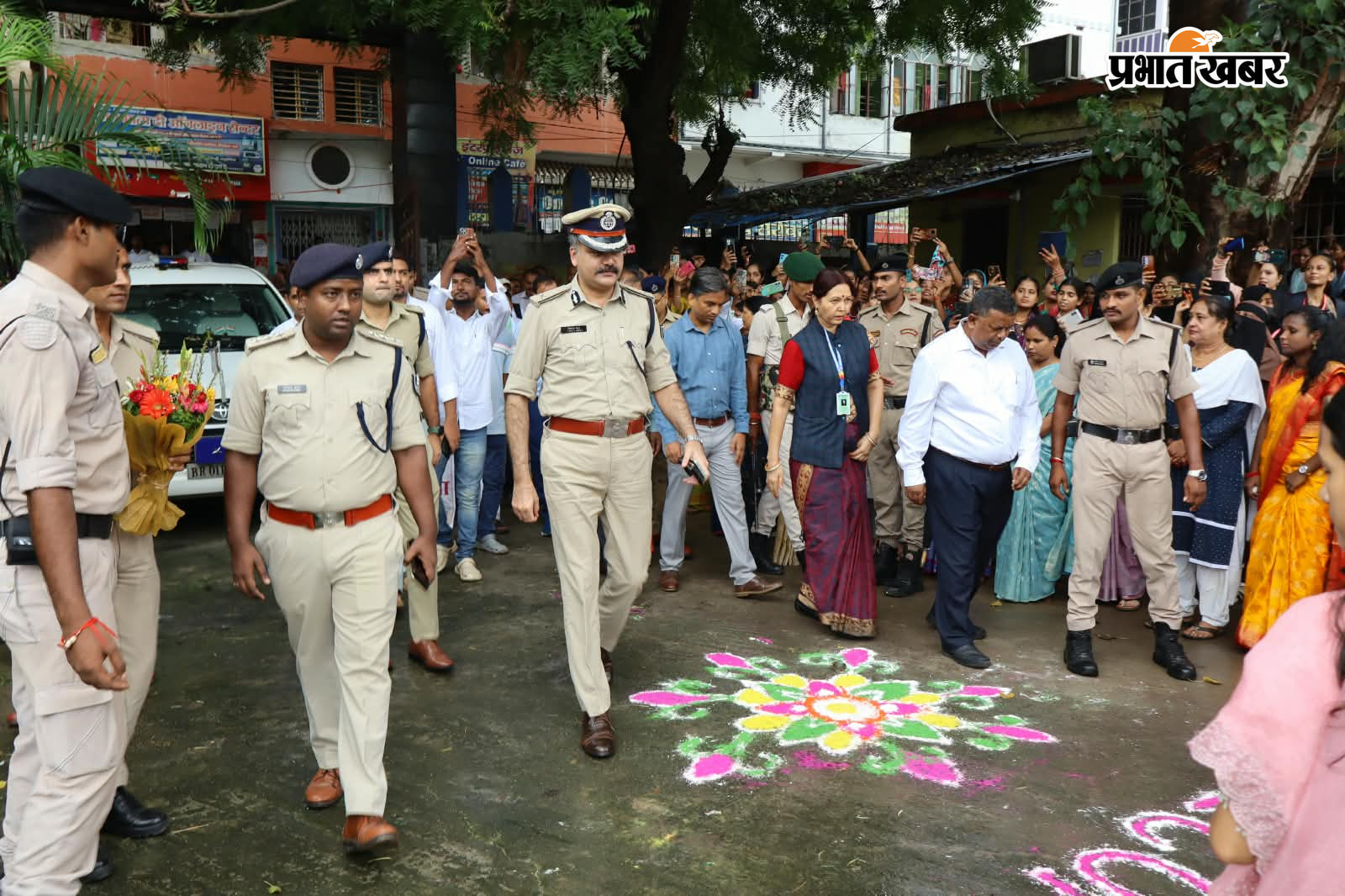 लोगों को सम्बोधित करते आईजी  स्वागत करते कॉलेज प्रशासन | Prabhat Khabar Network